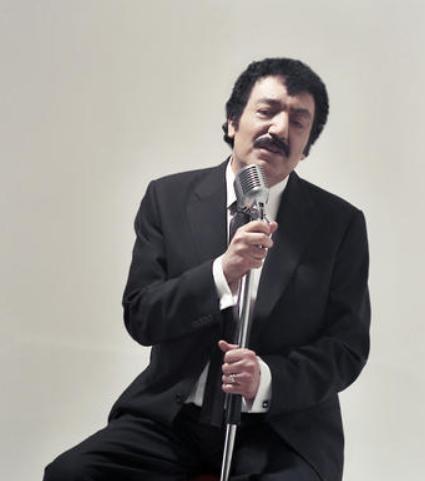 Kendisine ynelik ''arklar insanlar umutsuzlua sevk ediyor'' eletirilerine, ''Ne demiiz biz, bugn batarsa gne yarn yeniden doar'', ''nsann hayatnda neenin yeri olduu kadar hznnde yeri olacaktr'' diyerek bu gre kar kt