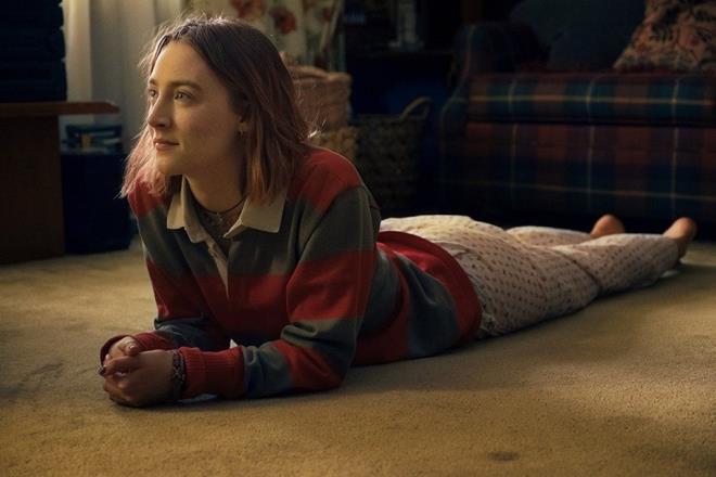 Lady Bird  <br>    FLMN KADROSU  <br>  2008'deki ilk ynetmenlik deneyiminin ardndan, yeniden kamera arkasna geen Greta Gerwig imzal Lady Bird filminin barolnde The Grand Budapest Hotel filmlerinin yldz Saoirse Ronan yer alyor. Trkiye vizyon tarihi 18 mays olan filmin kadrosunda Call Me by Your Name&#8217;de izlediimiz Timothee Chalamet, getiimiz sene Manchester by the Sea ile Oscar&#8217;a aday olan Lucas Hedges ve  Altn Kre adaylna sahip Laurie Metcalf var.