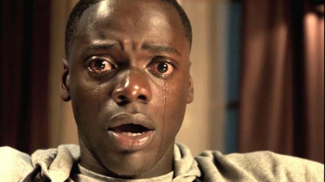 Get Out  <br>    FLMN KONUSU<br>    Gen bir siyah olan Chris (Daniel Kaluuya), beya kz arkada Rose'la (Allison Williams) birlikte, kzn ailesinin yanna, onlarla tanmaya gider. Ancak bu kasabada tuhaf bireyler vardr, burada yaayan siyahlar, gizemli bir ekilde ortadan kaybolmaktadr. Burada yaayan bir baka siyah, Chris'ten bir an nce oradan kamasn ister, ancak bu basit bir i olmayacaktr.