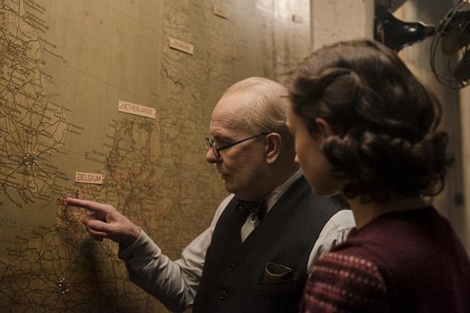 Darkest Hour  <br>  FLMN KONUSU  <br>  2. Dnya Sava'nn balangc ve Nazi Almanyas'nn korkun bir tehditle tm Avrupa'ya ve ngiltere'ye karabasan gibi kmesinin ardndan Byk Britanya babakan Neville Chamberlain (Ronald Pickup) grevinden ayrlmak durumunda kalmtr Yerine Winston Churchill'in (Gary Oldman) getirilmesine karar verilir. Grevi devralmasnn hemen ardndan Churchill'i ok zor kararlar beklemektedir: Hitler'le bar m yapmal, yoksa topyekn bir savata lkesine liderlik mi etmelidir?