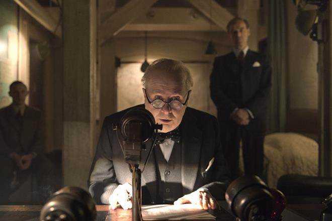 Darkest Hour  <br>    FLMN KADROSU   <br>  The Theory of Everything filmiyle &#8216;En yi Uyarlama Senaryo&#8217; dalnda Oscar&#8217;a aday olan Anthony McCarten&#8216;n senaryosunu yazd filmin yapmclk koltuunda Tim Bevan ve Eric Fellner ikilisi yer alyor. Joe Wright&#8217;n uzun bir aradan sonra yine bir dnem projesiyle beyazperdeye dnd filmin kadrosunda  Gary Oldman&#8217;n yan sra John Hurt, Lily James, Ben Mendelsohn ve Kristin Scott Thomas gibi isimler yer alyor