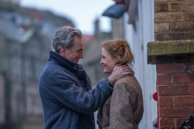 Phantom Thread  <br>  FLMN KADROU  <br>  Gangs Of New York, There Will Be Blood, The Last Of The Mohicans ve Lincoln gibi filmlerdeki nefes kesen performanslaryla tannan ve imdiye dek &#8220;En yi Erkek Oyuncu&#8221; dln  kez kazanabilmi tek isim olan ngiliz aktr Daniel Day-Lewis'e filmde; Camille Rutherford, Richard Graham ve Lesley Manville elik ediyor.