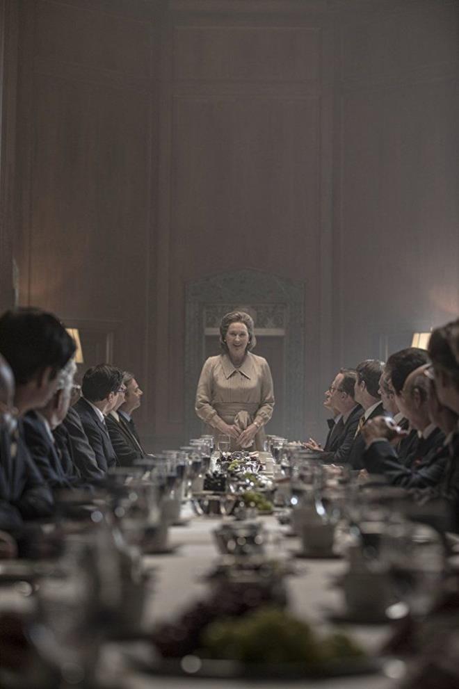 The Post  <br>    FLMN KONUSU  <br>  1970'lerin banda The Washington Post'un aratrmac gazetecileri, Amerika Birleik Devletleri'nin Vietnam'a 25 yldan uzun sredir yapt mdahaleleri gsteren ok gizli belgeleri ele geirmilerdir. Bu belgeler devlet srr niteliindedir ve yaynlayp yaynlamama karar, gazetenin genel mdr Katherine Graham (Meryl Streep) ve genel yayn ynetmeni Ben Bradlee'ye (Tom Hanks) kalmtr. Belgeleri yaynlayan gazete, mthi bir sansasyon yaratr, ancak Graham ve Bradlee Amerikan devletini karlarna almtr ve hapse dahi girmeleri artk sz konusudur.