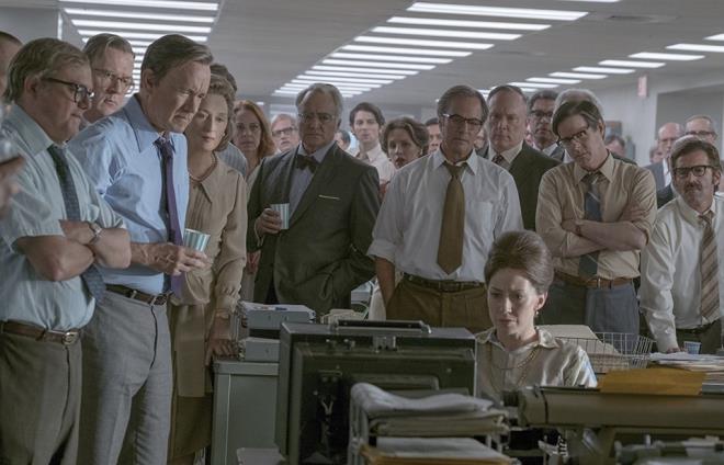 The Post  <br>  FLMN KADROSU  <br>  Lincoln, Schindler&#8217;in Listesi, Yapay Zeka, Terminal ve Er Ryan&#8217; Kurtarmak gibi sinemann en nemli klasiklerinden kimilerini seyircilere kazandran Steven Spielberg'n ynetmen koltuuna oturduu The Post'un barollerini nl ynetmenle Terminal ve Casuslar Kprs'nde birlikte alm olan iki Oscar dll Tom Hanks ve  Oscar dlnn yan sra 21 adayl bulunan usta oyuncu Meryl Streep stleniyor. Filmde Carrie Coon, Sarah Paulson, Jesse Plemons, Alison Brie, Bradley Whitford, Bob Odenkirk, Matthew Rhys, Michael Stuhlbarg, Zach Woods, Bruce Greenwood ve Tracy Letts gibi usta isimler kamera karsna geiyor.
