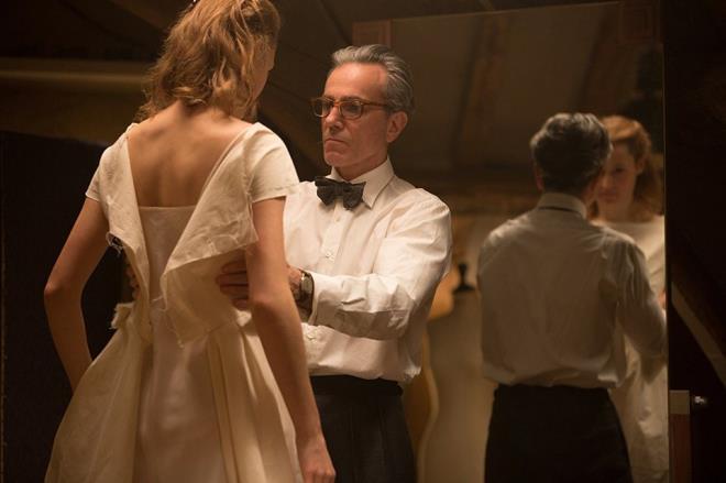 Phantom Thread  <br>    FLMN KONUSU  <br>  Savatan sonra 1950'lerin byleyici Londra'snda, nl terzi Reynolds Woodcock ve kz kardei Cyril Woodcock Ailesi'nin belirgin tarzyla kraliyet ailesinden film yldzlarna ve miraslardan sosyete kadar lkenin nde gelenlerini giydirerek ngiliz modasnn merkezinde yer almaktadrlar.    Kadnlar, mzmin bir bekar olan Woodcock'un hayatndan ilham ve dostlukla gemeye devam ederken Woodcock'un yolu ksa bir zaman ierisinde esin perisi olarak hayatnn btnleyici paras ve sevgilisi olacak gen ve gl bir kadn olan Alma ile kesiir. Woodcock'un bir zamanlar kontroll ve planl olan zenle dikilmi hayat akla alt st olacaktr.