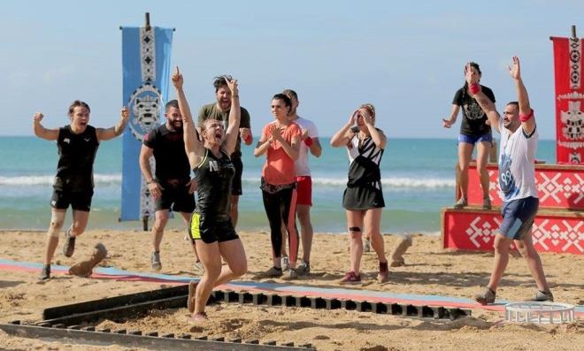 Survivor'n drdnc haftas 16. blmnde dl ve Romanya mcadelesinin rvan oynand.  <p>    Tavuk dll oyunu 10-8 kazanan All Star takm Survivor Romanya ile yarmaya ikinci kez hak kazand.