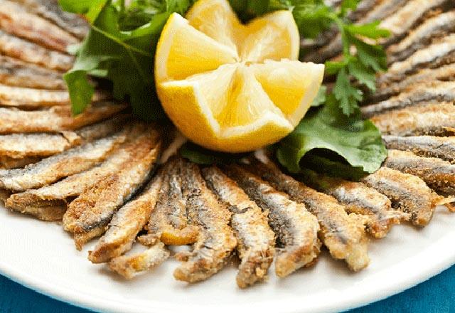 Ancak Omega 3 ve kalsiyum nedeniyle kemik sal iin nemli bir kaynak olan hamsi ve istavriti kl ile tketmek daha yararl. Baln iindeki iskelette bulunan kalsiyum kemiklerin glenmesine yardmc olur. Klk bakmndan en kk ve inenebilen balk ise hamsidir.