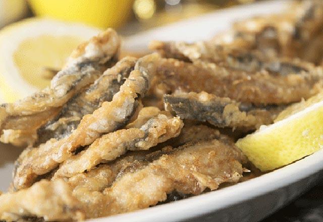 Uzmanlar hamsi, istavrit gibi kk balklar klklar ile yemeyi tavsiye ediyor. oumuz zgara ve buulamasn yaparken hamsiyi klklarndan temizler ve aslnda epeyce zaman harcarz.