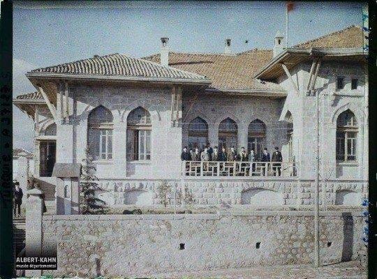 lk Meclis Binas'nn balkonunda bulunanlar. Kim olduklar seilmiyor (1922)