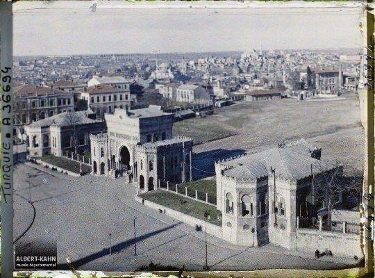2 Aralk 1922 tarihinde ekilen fotorafta bugn stanbul niversitesi olarak kullanlan Osmanl mparatorluu Savunma Bakanl Seraskeratn antsal kaps grlyor.