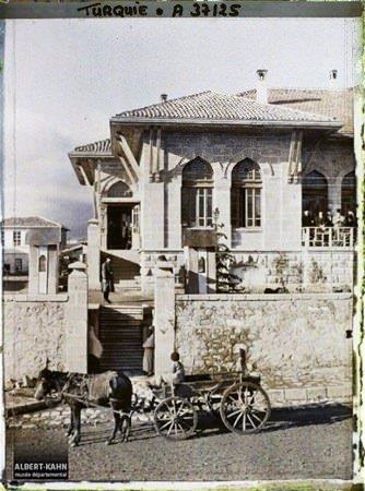 Bugn Yeni Kimlik Kartlarnda bir siluet halinde bulunan ilk Meclis Binas'nn yandan grn (1922)