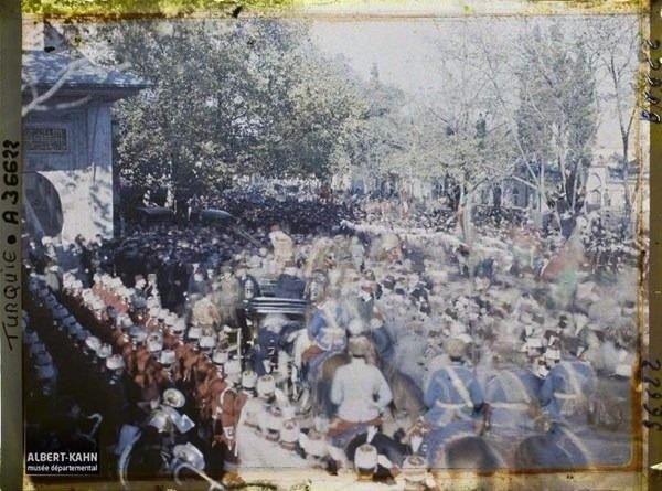 Fotorafta TBMM tarafndan 19 Kasm 1922 tarihinde ilk ve son slam Halifesi seilen Halife II. Abdlmecid (Efendi)'nin Topkap Saray avlusundaki arabasn eken kalabalk grlyor
