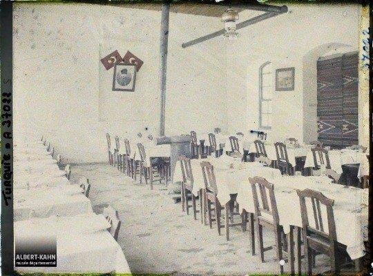 Muhtemelen Ankara'da Mebuslarn yemek yedii ve kadn haklar asndan nemli bir yer tutan, kadnlarn Atatrk ve ilk kadn avukat Sreyya Aaolu'nun giriimiyle ilk kez lokantada yemek yedikleri Ankara'daki stanbul Lokantas (1922)