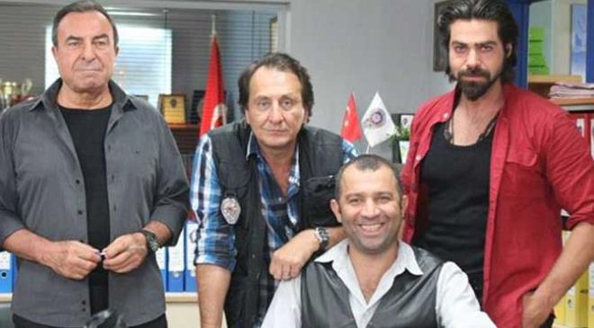 O doymaz... (Glyor) Olunuz, &#8220;Bakmayn Trker nanolu&#8217;nun olu olduuma, asla torpil yapmyor&#8221; demi bir rportajda. Daima hakkaniyetten yana oldum. O diziyi balatan evket, Ozan, Rza Baba&#8217;yd. Onlar  kuru alrken, bu be kuru istemeye kalkt. &#8220;Hadi olum yolun ak olsun&#8221; dedim. brleri tiyatrodan gelmi. Sen iki sene sonra diziye girip, onlarn nne ge, yok byle ey.