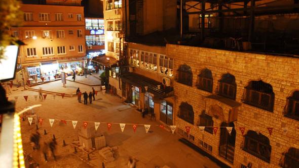 Takvimler, 29 Ekim 1998'i gsteriyordu.... Ekran karsndaki milyonlarca kii stanbul'un en eski semtlerinden birinde yaayan insanlarn yksn anlatan bir diziyle tant.