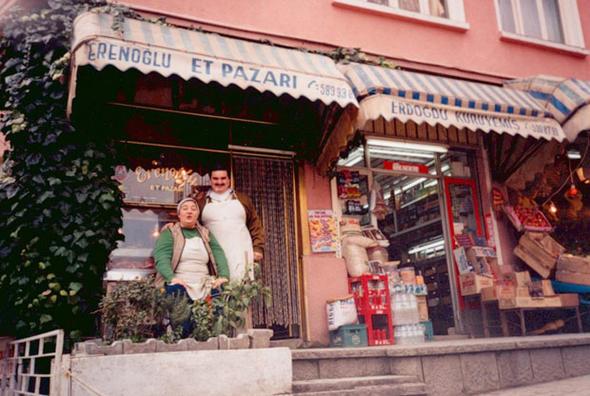 Takvimler, 29 Ekim 1998'i gsteriyordu.... Ekran karsndaki milyonlarca kii stanbul'un en eski semtlerinden birinde yaayan insanlarn yksn anlatan bir diziyle tant. Sonra da  yl boyunca dizinin yaynland saatlerde TV karsndan kalkamad. Hele, final blmnn yaynland 11 Ocak 2001 akam kelimenin tam anlamyla sokaklar boald. Yaplan reyting lmlerine gre evlerdeki her 100 televizyondan 52'sinde dizinin yaynland kanal akt. Bu dizi ekrana da o gne kadar ad fazla duyulmam gen yetenekler kazandrd. Hem o efsane diziyi hatrlayalm hem de ekrana tantrd gen yeteneklerin imdi nerelerde olduunu hatrlayalm istedik.