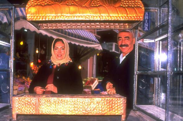 kinci Bahar dizisinin senaryosu Sulhi Dlek'in kaleminden kma. Dizinin ynetmen koltuunda da  usta oturdu: Uur Ycel, Orhan Ouz ve Trkan Derya.    Dizinin en son ynetmeni Derya, bir dnem Ozan Gven ile evliydi. ift daha sonra yollarn ayrd.