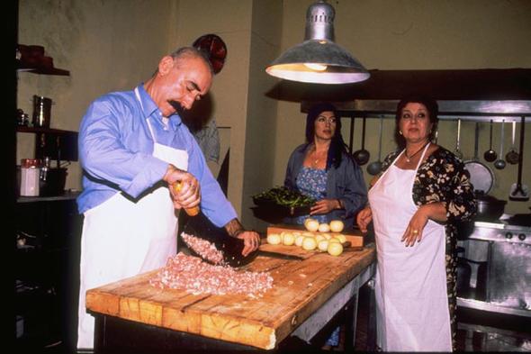 Trkan oray'n rol arkada ise Trk sinemasnn benzersiz aktrlerinden ener en'di. Usta aktr dizide Ali Haydar Suru karakterine hayat verdi. Dizide oray'n canlandrd karakterin kz Glsm' Nurgl Yeilay oynad.