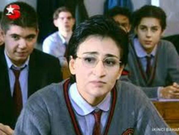 Dizinin "erkek Fatma' Cennet karakterini ise bir baka gen yetenek Devin zgr nar oynuyordu. Daha nce D Kapnn Mandallar adl bir dizide oynad.