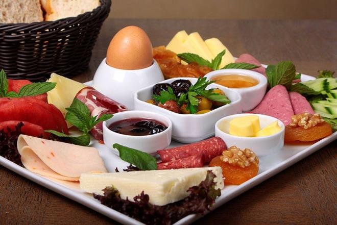 Gne, gzel balamak ve duygusal al bastrmak iin mutlu bir kahvalt sofras neren Kzl, ?Bize daha ok mutluluk hissi verecek bir kahvalt rneklendirmek gerekirse, gne bir su barda st, bir porsiyon muz, bir yemek ka yulaf ezmesi ve iki adet tam ceviz iiyle hazrlanm bir karmla serotonin seviyenize pik yaptrarak duygusal alnz yattrabilir ve gne ok daha mutlu balayabilirsiniz. Bunlarn dnda brokoli, kabak ekirdei, srgan otu, ceviz, spanak, midye de serotonin seviyenizi ykseltecek ve duygusal alnz yattracak besinlere rnektir? ifadelerini kulland.