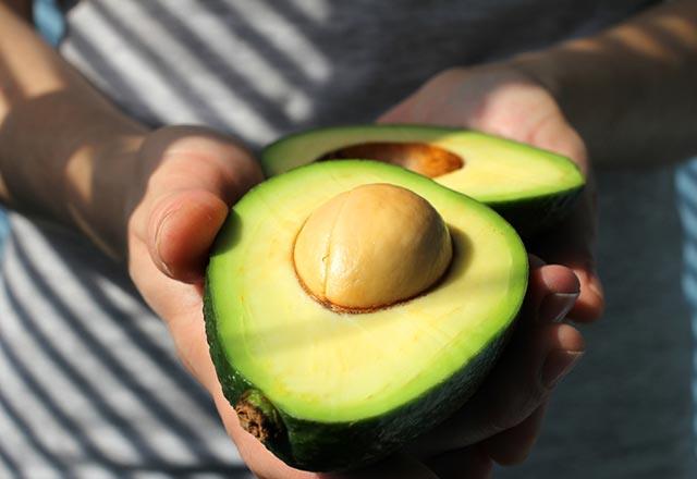 Bu meyveyi tketerek, gnlk besin ihtiyacnzn bir ksmn karlam, ayn zamanda da vcutta biriken zararl ya asitlerini yok ederek, karacier yalanmas problemi ile savam olursunuz.<p>      Ancak gnde 1 taneden fazla tketilmesi nerilmez.