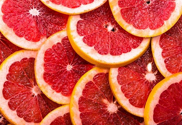 Aratrmalara gre, yemeklerden nce yarm greyfurt tketirseniz bu kilo vermenize yardmc olur. Tpk limon gibi, greyfurt da karacieriniz iin olduka faydal bir meyvedir.Arts: Greyfurt iinde, karacierdeki ya ve toksinleri yok eden mekanizmay tevik edici enzimler iermektedir.