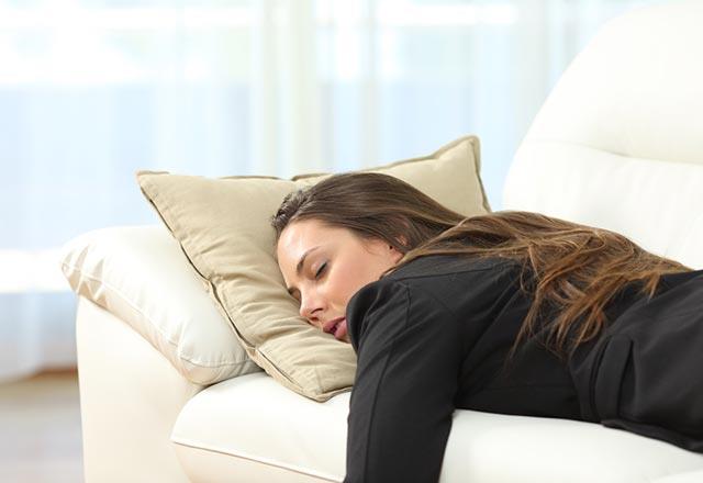 Karacier yalanmas gnmz yaam koullar ve beslenme alkanlklar yznden iyice oalmaya balad. Srekli meydana gelen ba arlar, srekli yorgun hissetme, vcudun herhangi bir yerinde tekrarlayarak kan sivilceler, ciltte meydana gelen ar yalanma karacier yalanmasnn en nemli belirtileri arasnda yer alr.