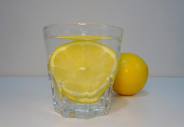 Limon suyu<p>      Limon suyu, ierdii antioksidanlar sayesinde, karacier detoksu iin her zaman ok idealdir. Gne bir bardak limon suyu ierek balamann fayda salayaca bilinmektedir.