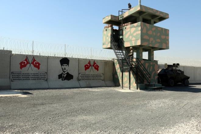 GVENLK DUVARI EN LER TEKNOLOJYLE KORUNACAK    naat faslnn tamamlanmasyla sra duvarn ileri teknoloji ile donatlmasna geldi. Savunma yatrmlar ile tannan Canovate firmas Trkiye'nin ilk 'Elektro-Optik Radar'n gelitirdi. Her trl hava koulunda 360 derece gr asyla deerlendirme yapan Canovate Elektro-Optik Radar'nn ilk uygulama alanlarndan biri snr duvar olacak.