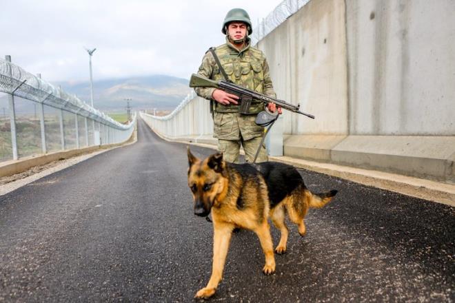 Snr gvenliini korumak amacyla yrtlen almalara Trkiye'nin yerli irketleri de g katyor. Yeniliki uygulamalarn adreslerinden biri de Trkiye ile Suriye snrna rlen 911 kilometrelik duvar oldu.