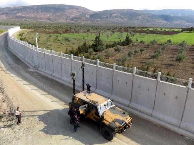 Suriye snrna rlen 911 kilometrelik gvenlik duvarna Trk irketlerinin gelitirdii teknolojiler ekleniyor. Trkiye'nin ilk 'Elektro-Optik Radar' ile blgeden ku uurtmazken, elektriin bulunmad 147 kalekol topraktan enerji reten s pompalar ile stlacak. (Metin Can/SABAH)