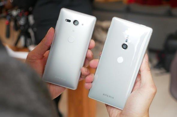 Sony Xperia XZ2 Compact'n 19 MP f/2.0 diyafram aklna sahip arka ve 5 MP f/2.2 diyafram aklna sahip n kameras bulunuyor.