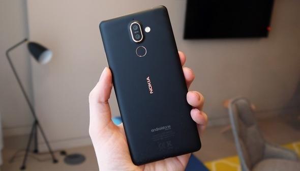 4 GB RAM ve 64 GB depolama alan ile gelen akll telefonun, microSD kart destei de mevcut. Nokia 7 Plus'un arka tarafnda ise 12 Megapiksel znrle ve 13 Megapiksel znrle sahip ift kamera bulunuyor.