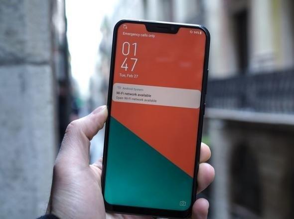 Asus Zenfone 5 / Asus Zenfone 5Z  <br>  Asus'un iPhone X'e benzeyen yeni amiral gemisi modeli de Mobil Dnya Kongresi'nde tantld. Telefonun iPhone X'teki gibi ste bir entii bulunuyor. Asus Zenfone 5Z modeli, 6,2 in ekran byklne ve 2246x1080 piksellik ekran znrlne sahip.