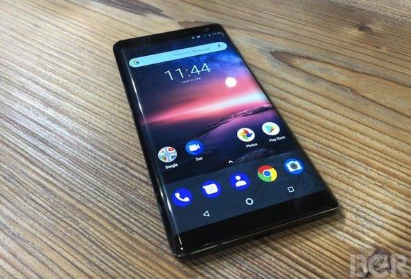 Qi kablosuz arj zellii bulunan rn gcn Snapdragon 835'ten alyor. Kutusundan Android Oreo 8.0 iletim sistemi ile kan telefon, 3260 mAh batarya kapasitesine sahip.