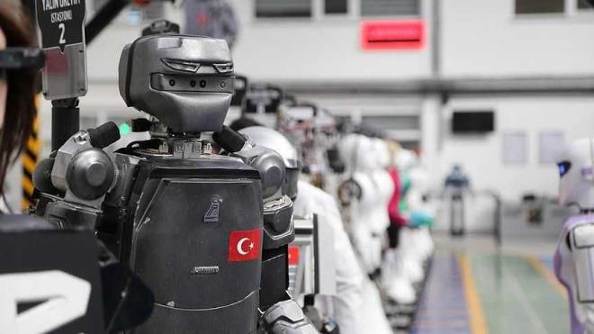 Drt tekeri olan bu robotu gelitirmeye devam ettiklerini anlatan Akn, yle konutu: "Drt bacakl bu robotlar, arazi artlarna uygun. Bu malzeme tama amal kullanlabilir. Farkl alanlarda sensrler yerletirilerek tarama, gzclk yapma, hedef belirleme gibi grevleri icra edebilir. Zaman ierisinde askeri ve milli otoritelerimizin kararyla bu amalar iin kullanlabilir. Bar iin bilim retiyoruz ancak iinde bulunduumuz durum kapsamnda milli iradenin karar vermesiyle yksek teknolojimizi her trl durumda kullanma ayoruz. Bu anlamda robotlarmz, gelitirilmesi durumunda silah da kullanabilir. Byle bir gce sahip olduumuzu, teknoloji olarak hazr bulunduumuzu syleyebilirim."