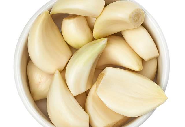 Gece yatmadan nce bir di sarmsa yutmann salk asndan olan faydalar u ekilde sralanyor;    <p>  - Sa dklmesi skntsn giderecektir ve salarn parlak olmasn salayacaktr.<p>       - Cinsel gc arttrd iin zellikle iktidarszlk sorunu yaayan kiilerin sorunlarna deva olacaktr.