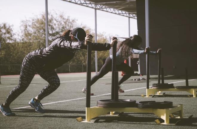 Yanl: Kas definasyonu yksek tekrarl almalarla salanr.<br>  Doru: Kas definasyonunun olumasn salayan tekrar says deil, deri alt yann dk olmasdr. Bu da yksek tekrar saysndan ziyade, gn iinde harcanan toplam kalori miktar ve diyetle doru orantldr.