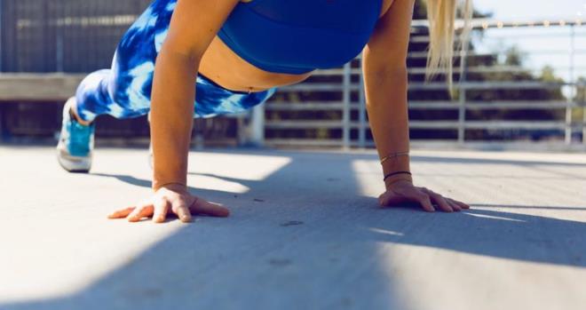 Yanl: Her gn 100 mekik ekerseniz karn yalarnzdan kurtulabilirsiniz.<br>  Doru: ou insan her gn mekik ekerek karn blgesindeki yalardan kurtulabileceini dnr. Blgesel kas geliimi mmkndr ancak blgesel yalanmadan kurtulmak pek mmkn deildir. Vcut yan azaltmak iin, ya nerede depolanm olursa olsun genel bir alma, cardiyo antrenman ve zel bir diyet arttr. Her gn 100 mekik ekmenin size getirisi olsa, olsa srt arlar ve kronik bel problemleridir. Gzel karn kaslarna sahip olmak dzenli ve salkl bir beslenme ile mmkndr.