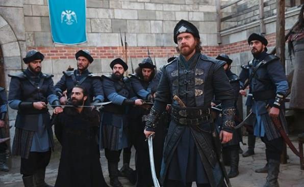 Getiimiz gnlerde 'Dirili Erturul' dizisinin kadrosuna katlan Engin ztrk'n diziden ilk fotoraf paylald.