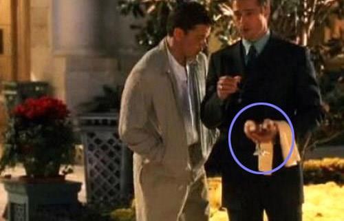 Ocean's 11  -  Brad Pitt ilk karede elinde bir kadeh tutuyor.