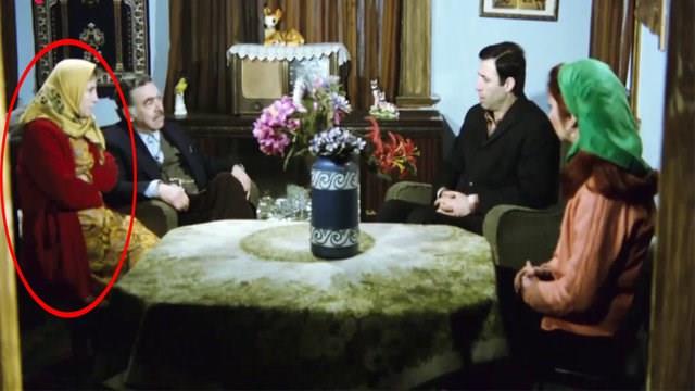 Kemal Sunal'n baroln oynad 'kat' filminde sahneler arasnda Sabahat Ik'n kyafeti deiiyor.