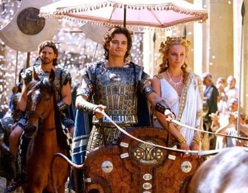 Truva  -  Paris zaman zaman gsterili bir gne emsiyesi kullanyor. Fakat, o yllarda byle bir emsiye kullanlmazd. Yunanllar, en az 800 yl sonra emsiyeyle tant.