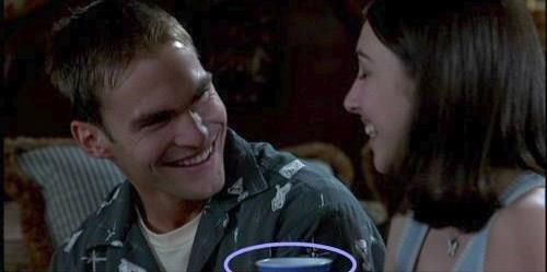 Amerikan Pastas  -  Kadn oyuncunun elinde mavi bir bardak var.