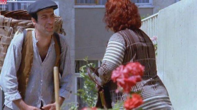 Ynetmenliini Atf Ylmaz'n yapt 1977 yapm bo ile Gllah filminde Kemal Sunal'n sepettekileri indirdii sahnede sepetin altndaki bir kiinin sepeti tuttuu kameraya yansyor.