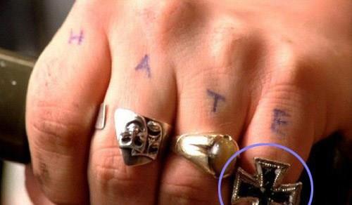 The Rocky Horror Picture Show  -  Saksofon alan oyuncunun sere parmandaki yzk kaybolup tekrar beliriyor.