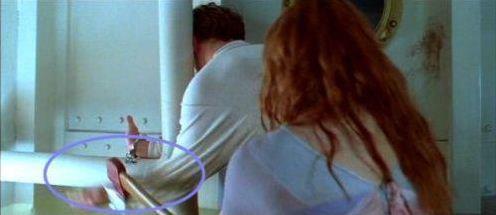 Rose Jack'in eline balta ile vuruyor.