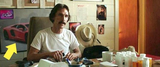 Snrszlar Kulb    Film 1985 ylnda geiyor. Ancak duvarda 2011 yapm Lamborghini Aventador otomobil posteri var.