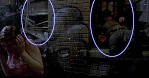 rmcek Adam    lk sahnede kavga srasnda pencere krlyor.