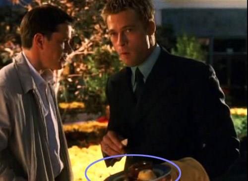 Sonraki karede kadeh tabaa dnyor.